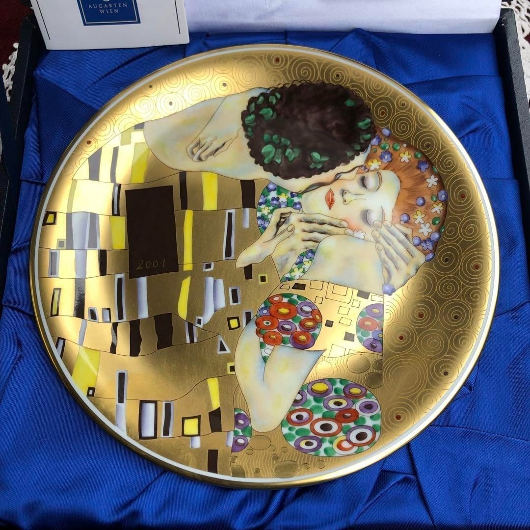 Augarten Gustav Klimt The Kiss Plate - Limited Edition Vienna Porcelain Art (ED 300): Augarten Gustav Klimt The Kiss Plate - Limited Edition Vienna Porcelain Art (ED 300) Experience the opulence of Vienna's finest porcelain art with this stunning Augarten Gustav Klimt The Kiss Plate, l