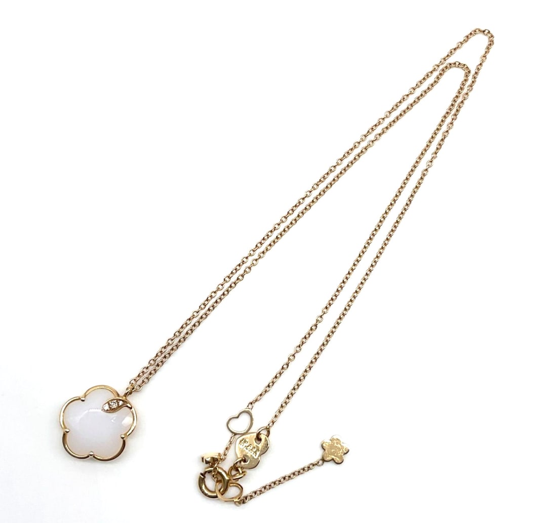 Petit Joli Diamond White Agate 18k Gold Flower Necklace Pendant: Petit Joli Diamond White Agate 18k Gold Flower Necklace Pendant Elegant and sophisticated, the Petit Joli Diamond White Agate 18k Gold Flower Necklace Pendant is a stunning anniversary gift for the sp