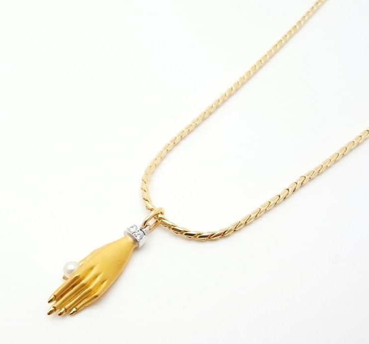 Carrera & Carrera 18k Yellow Gold Pearl and Diamond Motif Pendant Necklace: Carrera & Carrera 18k Yellow Gold Pearl and Diamond Motif Pendant Necklace Elevate your special occasions with the stunning Carrera & Carrera 18k Yellow Gold Pearl and Diamond Motif Pendant Necklace,
