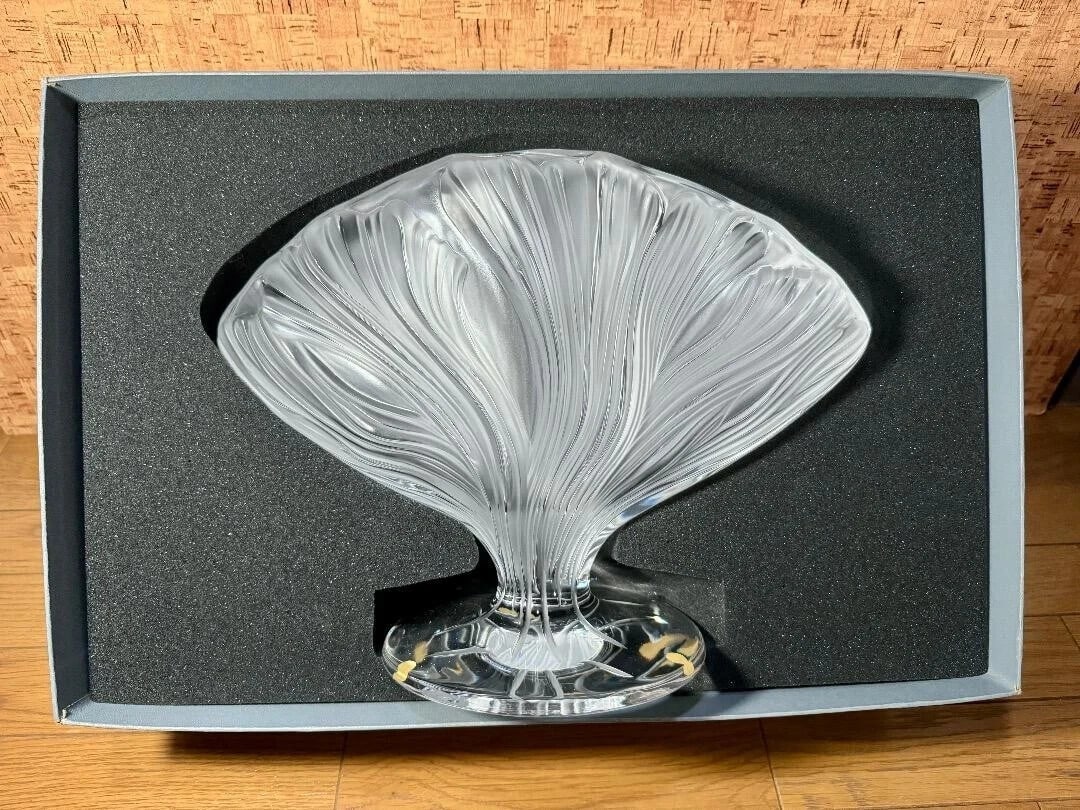 used Lalique Ichor Crystal Vase Ginkgo Leaf Frosted France Signed Ships: used Lalique Ichor Crystal Vase Ginkgo Leaf Frosted France Signed Ships A stunning piece of French crystal art, this Lalique Ichor vase showcases a beautiful frosted ginkgo leaf design, reminiscent of