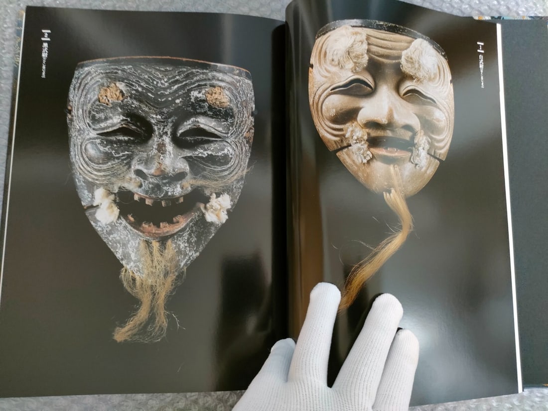 Kimono Mysterious Flower -Yugen no Hana- Japanese antique book Noh mask: Kimono Mysterious Flower -Yugen no Hana- Japanese antique book Noh mask Experience the timeless elegance of Japan's traditional heritage with the Kimono Mysterious Flower -Yugen no Hana- Japanese