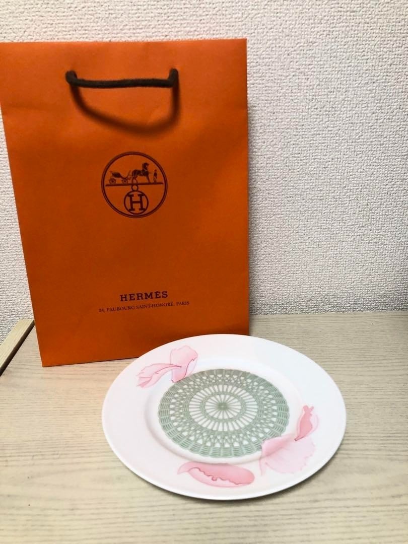Hermes Plate LES PIVOINES 19cm Dessert Peony Green Pink Porcelain France: Hermes Plate LES PIVOINES 19cm Dessert Peony Green Pink Porcelain France Experience the elegance of French porcelain with this exquisite Hermes Plate LES PIVOINES, featuring a stunning 19cm round dess