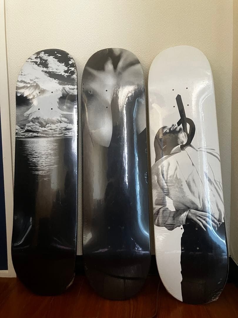 Supreme x Robert Longo Complete 3-Piece Set: Supreme x Robert Longo Complete 3-Piece Set Get ready to elevate your skate game with the Supreme x Robert Longo Complete 3-Piece Set, a unique collaboration that brings together streetwear and fine a