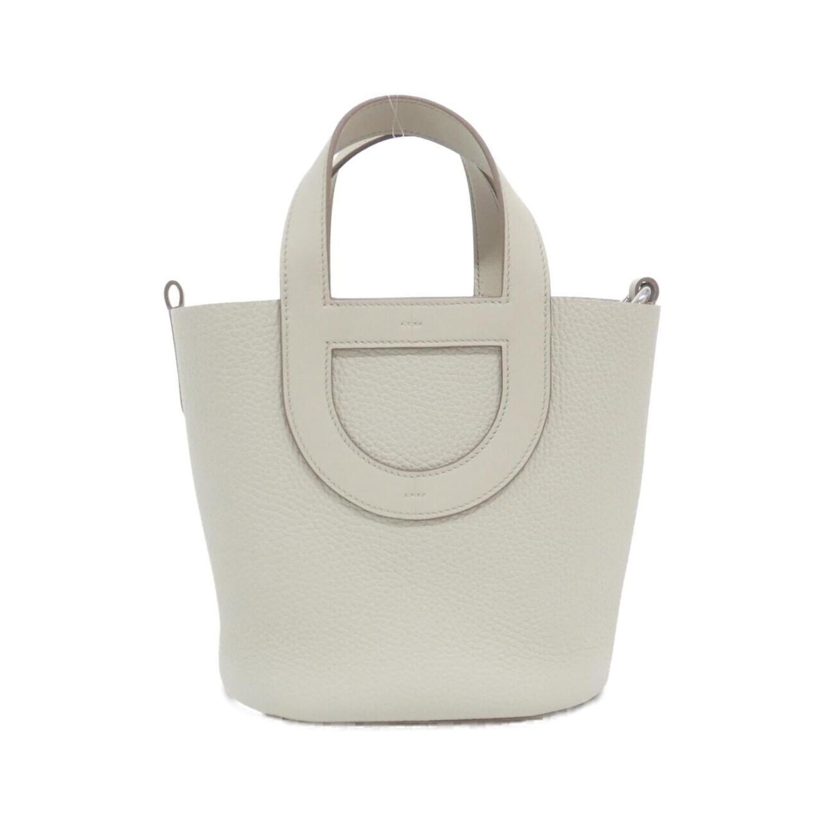 Hermes Taurillon Clemence Swift Leather Handbag: Hermes Taurillon Clemence Swift Leather Handbag The Hermes Taurillon Clemence Swift Leather Handbag is a timeless and sophisticated accessory, boasting the iconic Taurillon Clemence leather in a