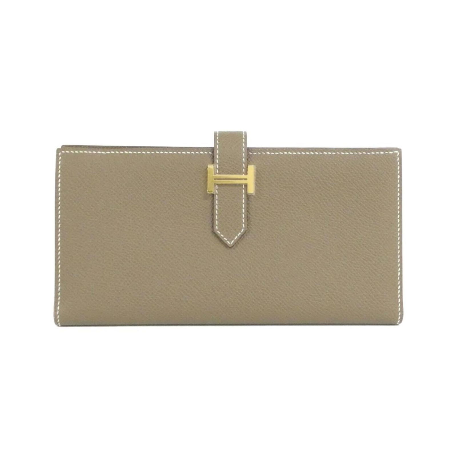 Hermes Bi-Fold Epsom Leather Wallet: Hermes Bi-Fold Epsom Leather Wallet A rare find for the discerning collector, this pre-owned Hermes Bi-Fold Epsom Leather Wallet boasts classic design and exceptional craftsmanship. With its rich