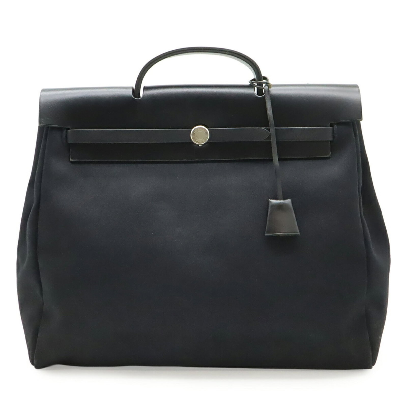 Hermes Toile Officier Leather Handbag: Hermes Toile Officier Leather Handbag A timeless piece of luxury, the Hermes Toile Officier Leather Handbag is a stunning black handbag with a rich history and exceptional craftsmanship. Its iconic