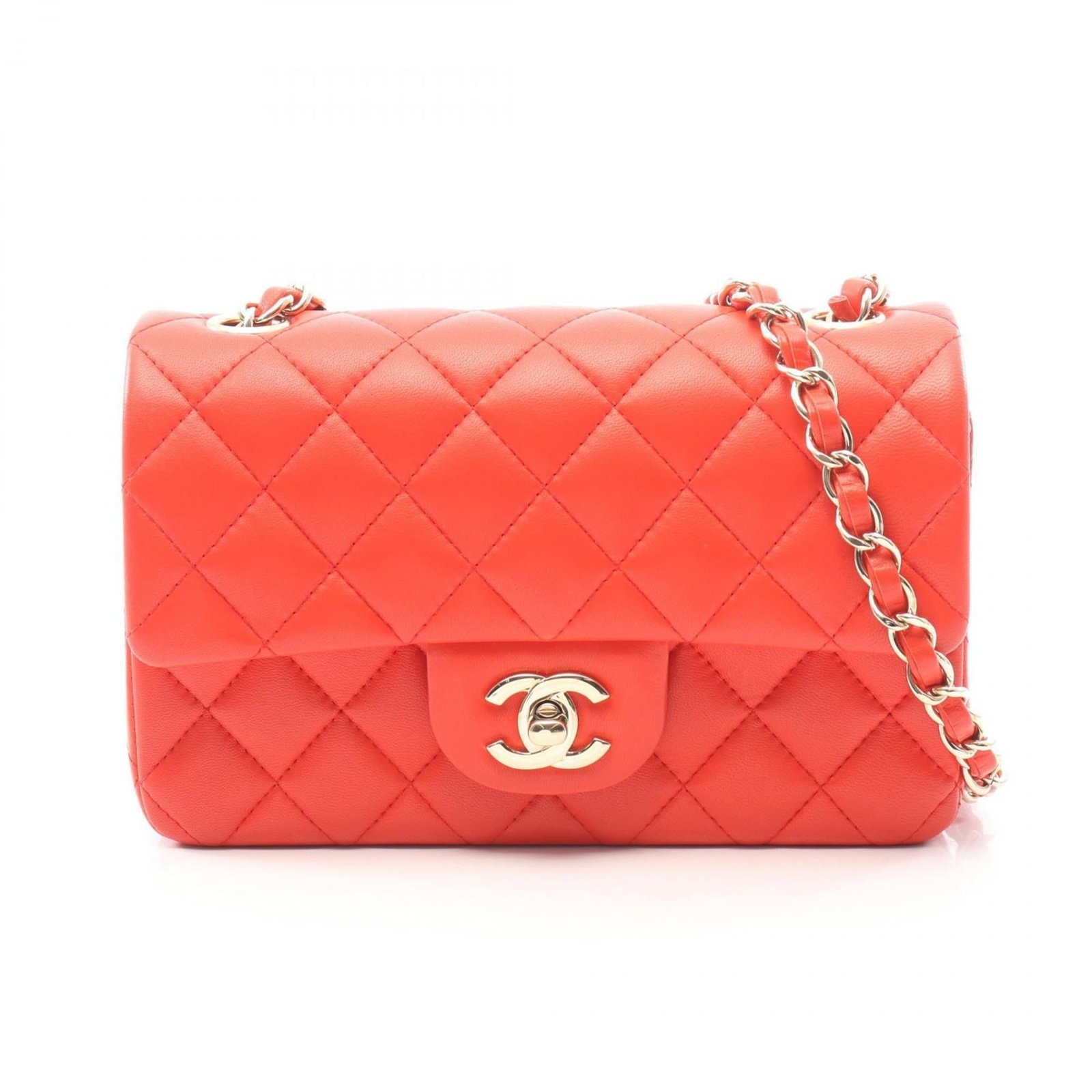 Chanel Shoulder Bag in Leather: Chanel Shoulder Bag in Leather A stunning Chanel shoulder bag in rich red lambskin leather, exuding timeless elegance and sophistication. With its classic design and premium materials, this pre-owned