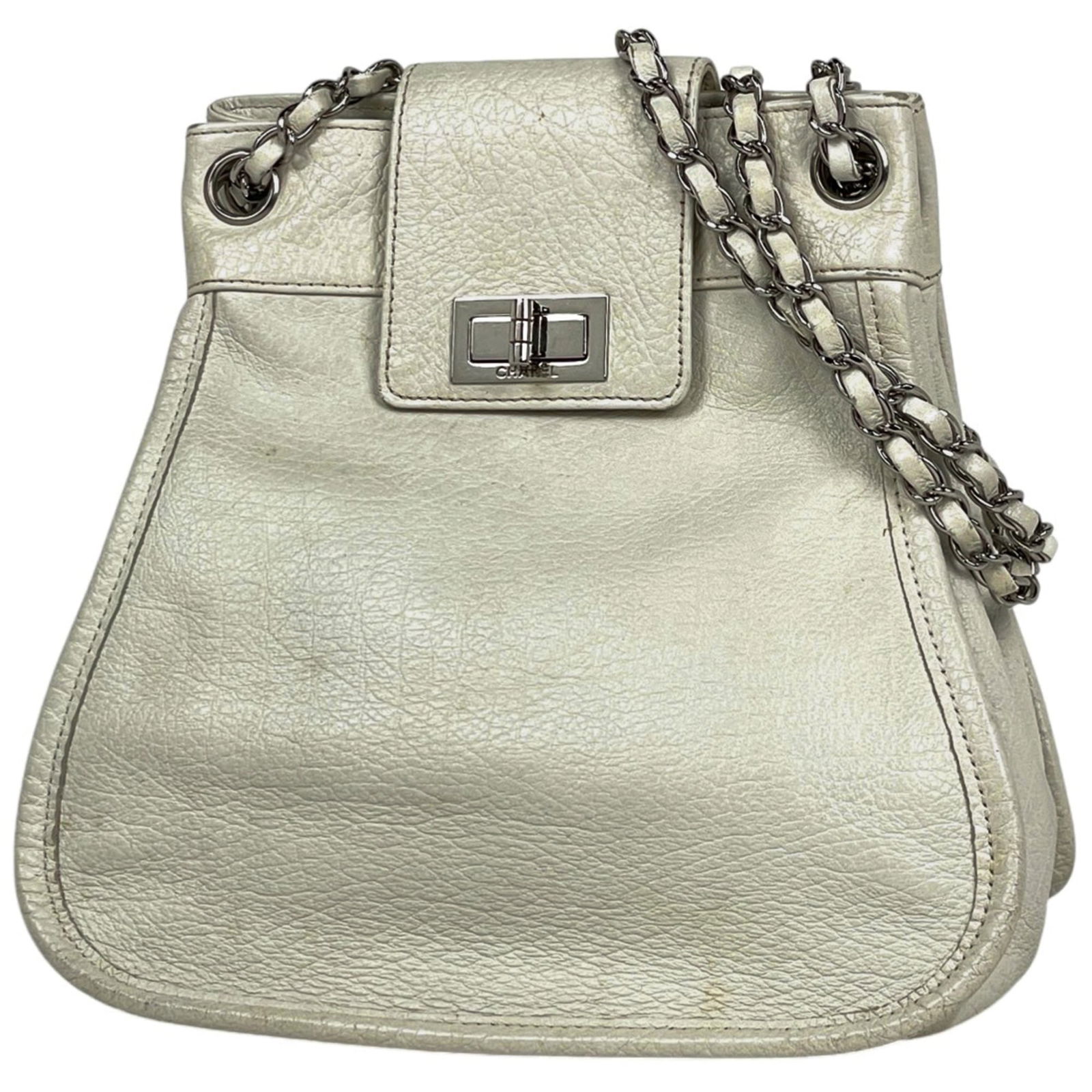 Chanel Shoulder Bag in Leather: Chanel Shoulder Bag in Leather A pristine white Chanel shoulder bag in excellent condition, with its timeless design and premium leather construction making it a stylish addition to any wardrobe. With