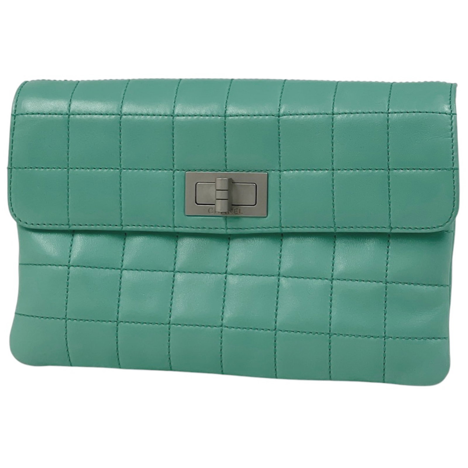 Chanel Clutch Bag in Leather: Chanel Clutch Bag in Leather A stunning green leather Chanel clutch bag, perfect for adding a pop of color to any evening outfit. With its classic design and timeless elegance, this pre-owned clutch