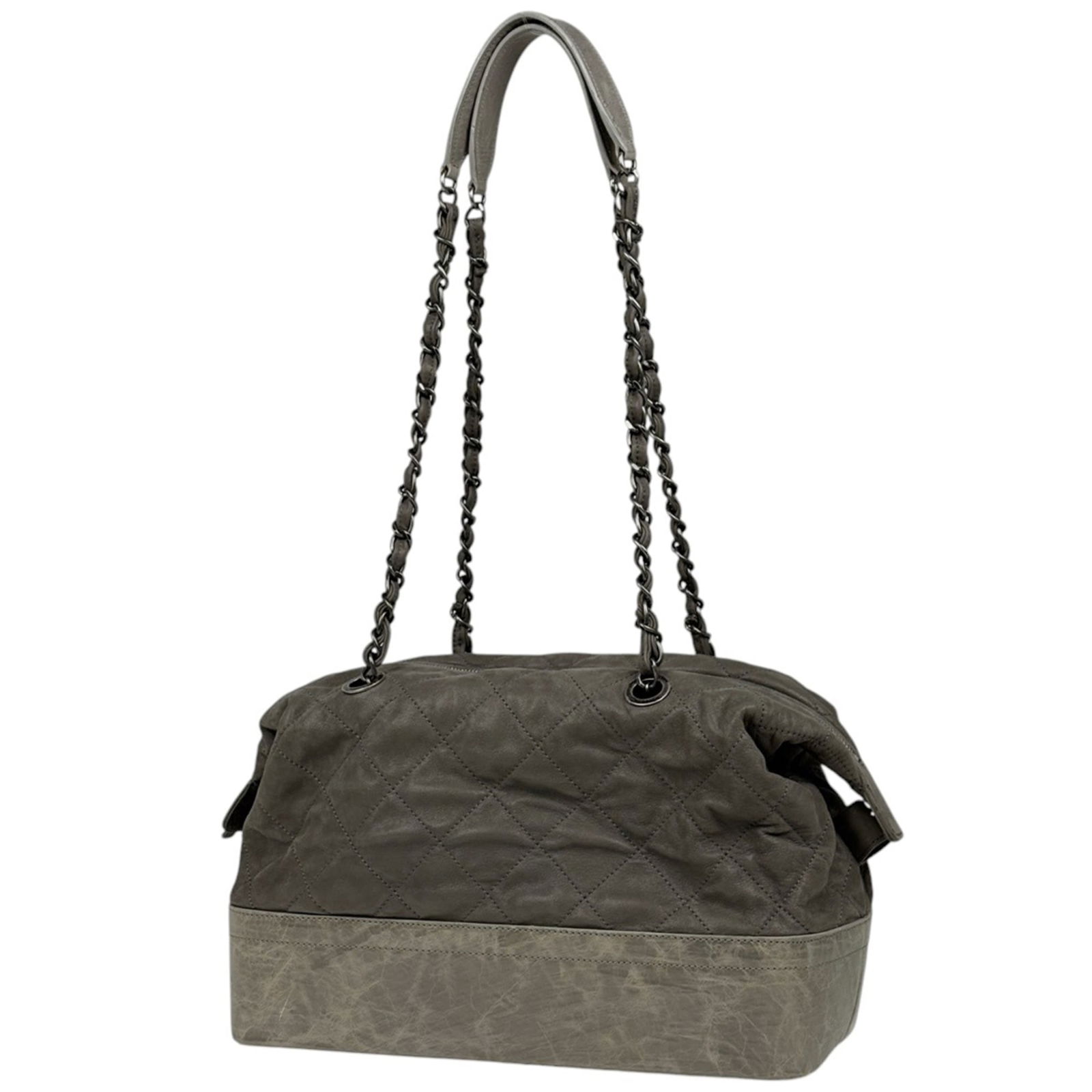 Chanel Shoulder Bag in Leather: Chanel Shoulder Bag in Leather A classic Chanel shoulder bag in luxurious gray leather, perfect for adding a touch of timeless sophistication to your daily routine. With its sleek 25cm x 33cm design a