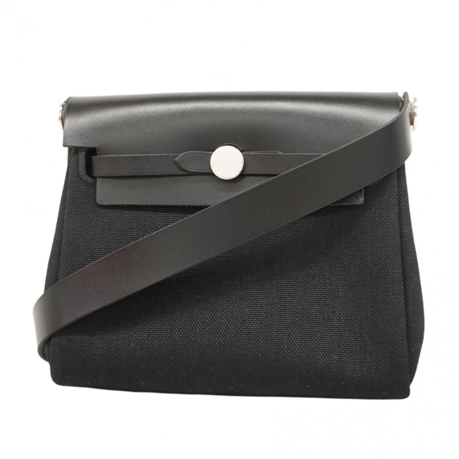 Bag Hermes Shoulder: Bag Hermes Shoulder A pre-owned Hermes shoulder bag in sleek black leather, adorned with silver hardware, offers a chic and sophisticated accessory for the modern woman. With its classic design and