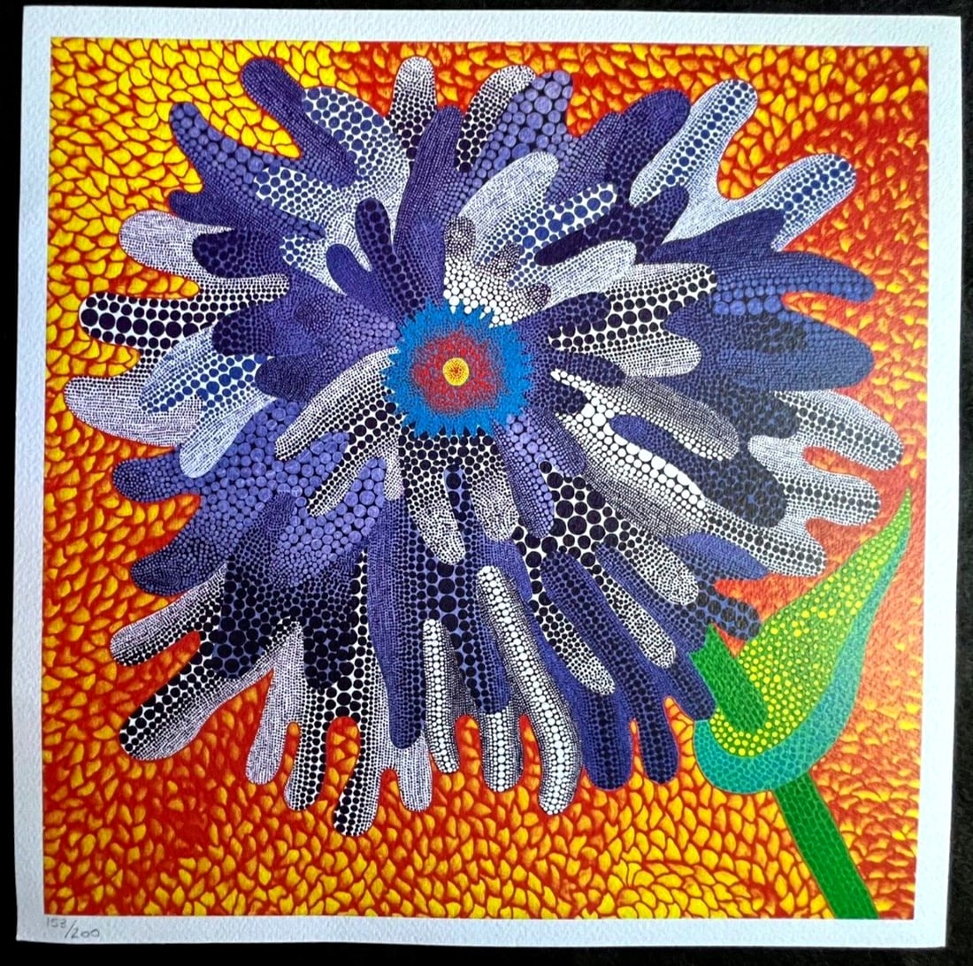 Lithograph Yayoi Kusama: Lithograph Yayoi Kusama A highly sought-after print from the renowned Japanese artist Yayoi Kusama, "Flower" is a stunning lithograph created in 2011 by the Mori Art Museum in collaboration with the