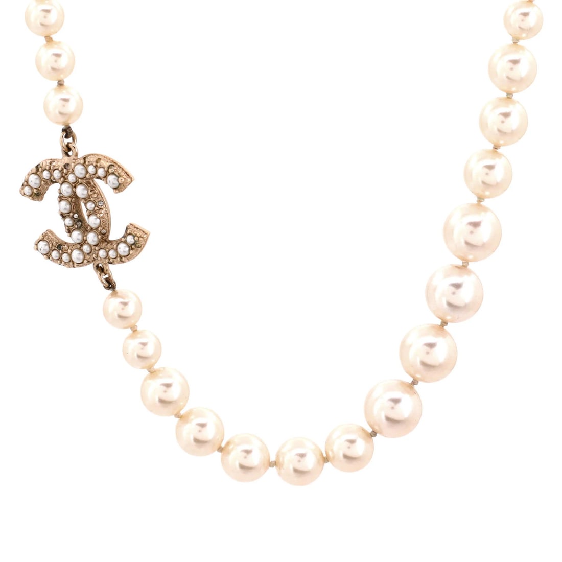 Metal Chanel CC Station Short Necklace Faux Pearls and: Metal Chanel CC Station Short Necklace Faux Pearls and A stunning Chanel-inspired Station necklace, this faux pearl and metal short chain is a timeless piece that exudes elegance. The gold-toned