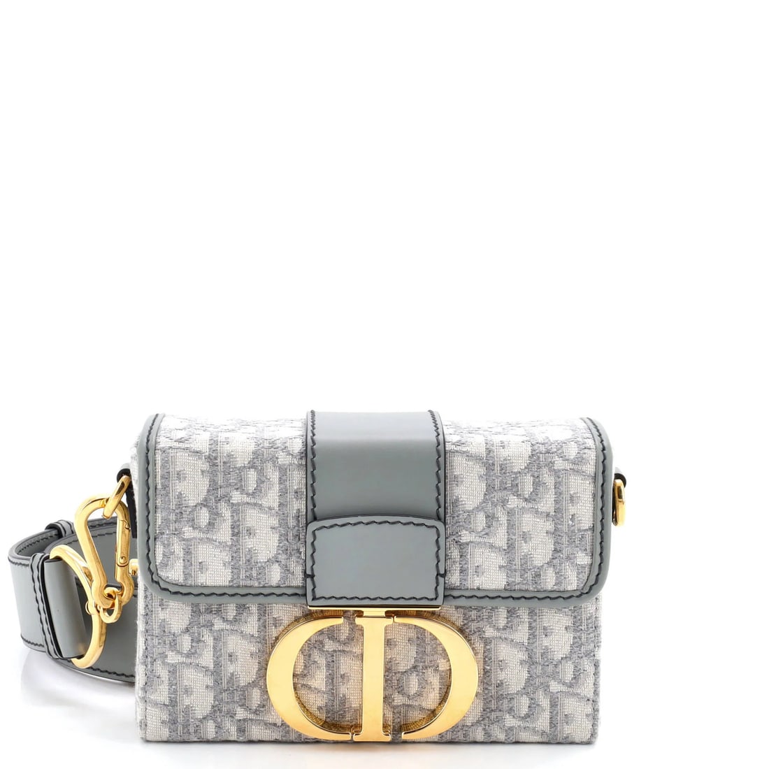 Christian Dior 30 Montaigne Box Bag in Oblique Canvas: Christian Dior 30 Montaigne Box Bag in Oblique Canvas The Christian Dior 30 Montaigne Box Bag in Oblique Canvas is a timeless and sophisticated accessory that exudes elegance with its understated