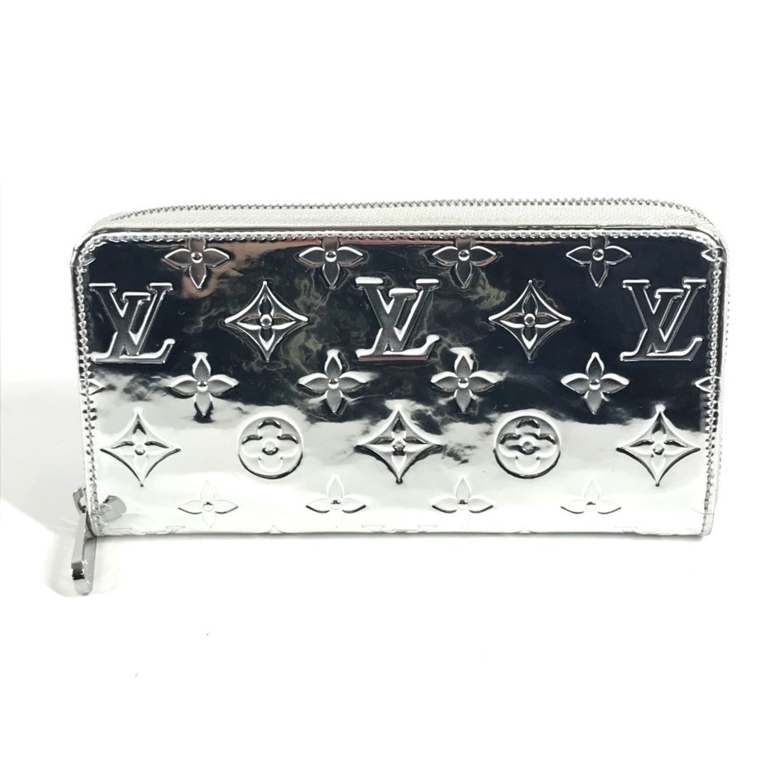Louis Vuitton Bi-Fold Leather Wallet: Louis Vuitton Bi-Fold Leather Wallet Experience the timeless elegance of Louis Vuitton with this stunning bi-fold leather wallet, boasting sleek silver hardware and premium quality leather that