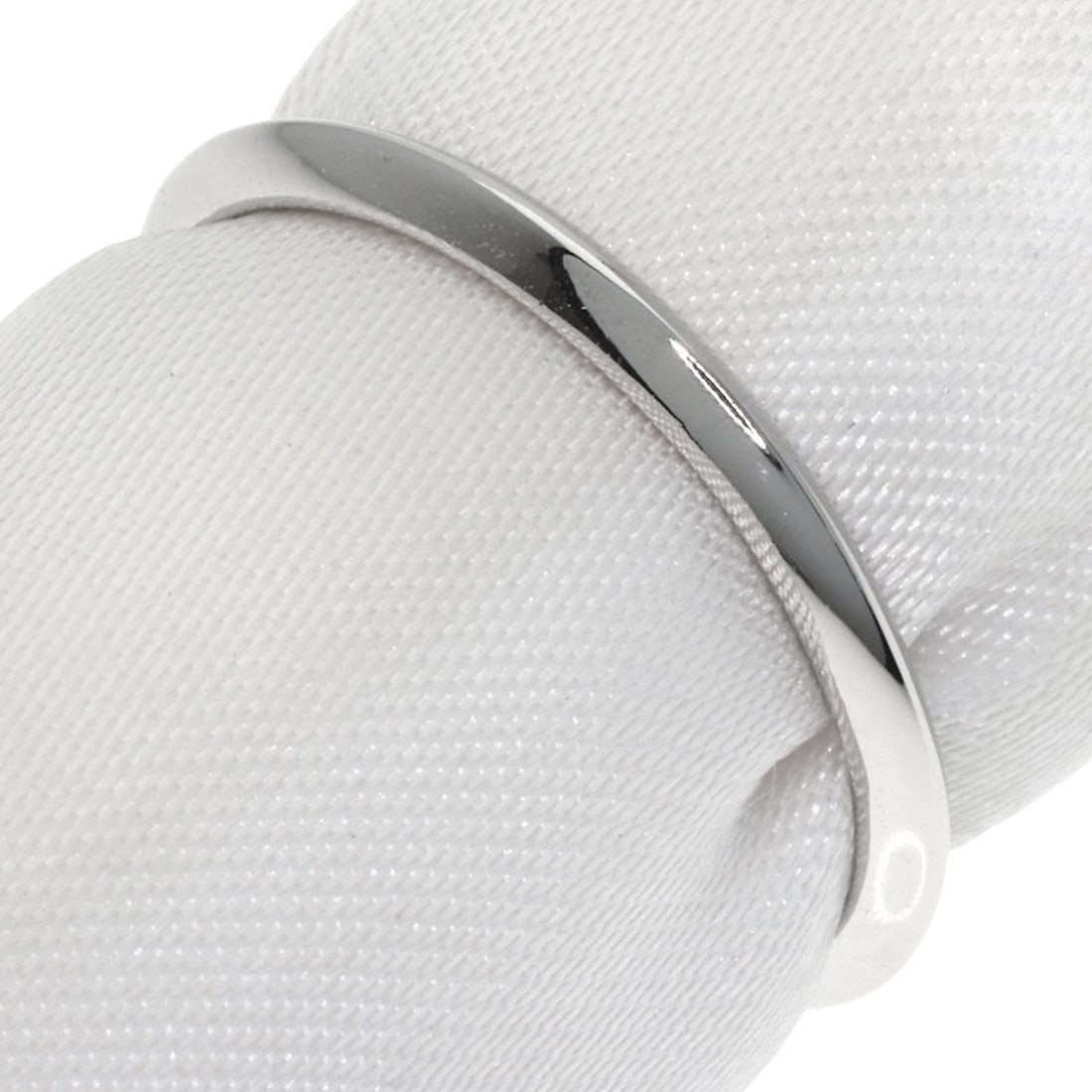 Tiffany & Co. Platinum Edge Ring: Tiffany & Co. Platinum Edge Ring A sleek and sophisticated platinum edge ring from Tiffany & Co., this stunning piece boasts a classic design with clean lines and a touch of luxury. With its 5.5 US si