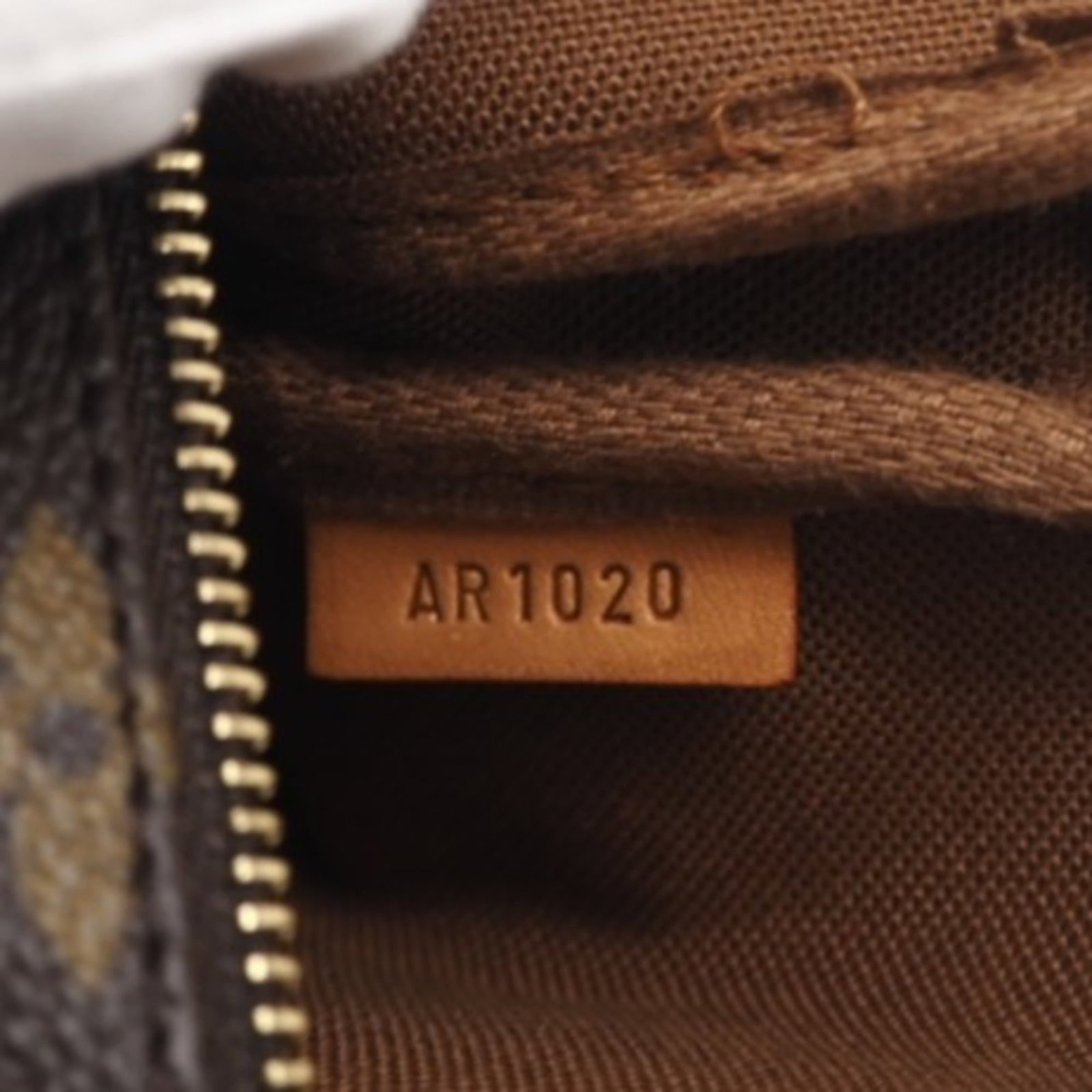 Louis Vuitton Monogram Pouch Handbag - 10