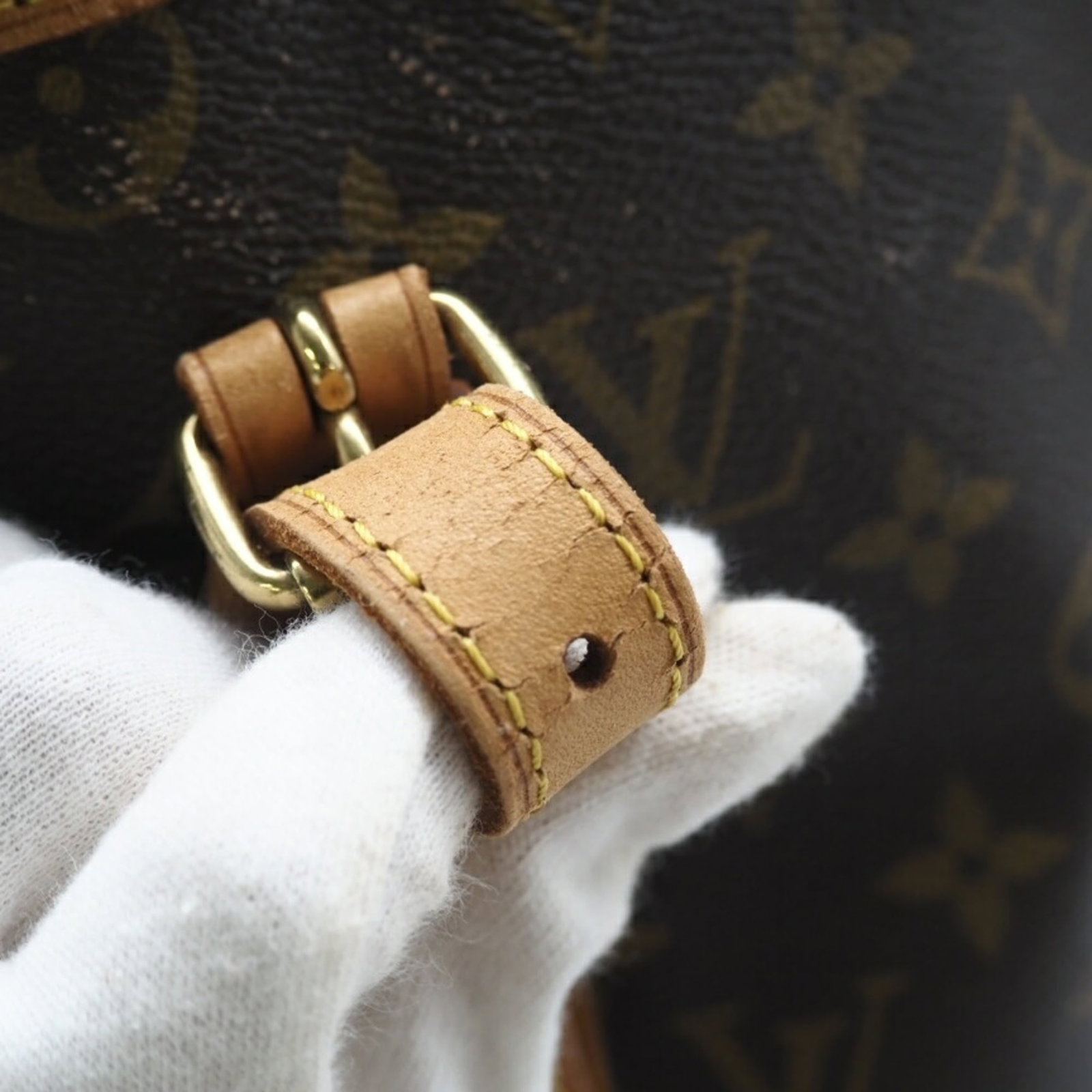 Louis Vuitton Monogram Pouch Handbag - 10