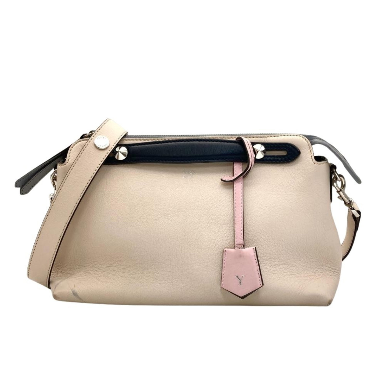 Bag Fendi Shoulder: Bag Fendi Shoulder Elevate your style with the iconic Fendi Shoulder Bag, boasting a timeless beige hue and sleek design that exudes sophistication. This pre-loved bag still retains its luxurious char