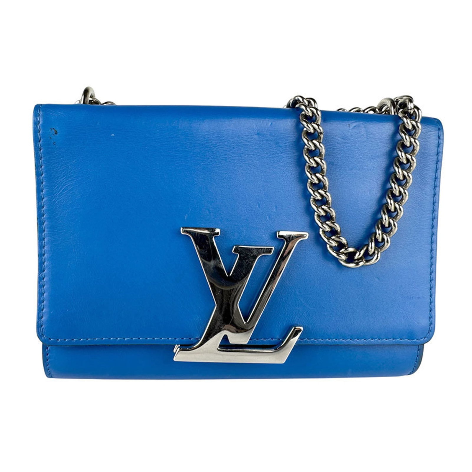 Louis Vuitton Pochette Shoulder Bag Leather: Louis Vuitton Pochette Shoulder Bag Leather A pre-owned Louis Vuitton Pochette Shoulder Bag in stunning blue leather, boasting the iconic LV monogram pattern and timeless design that exudes
