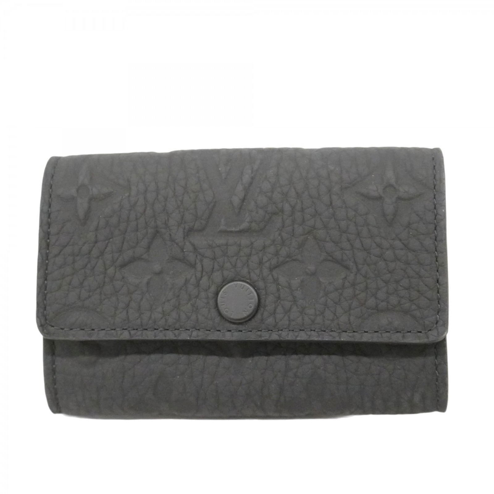 Keycase Louis Vuitton: Keycase Louis Vuitton A stylish and practical accessory for the modern gentleman, this Louis Vuitton keycase is crafted from high-quality materials and boasts a sleek black finish. With its classic