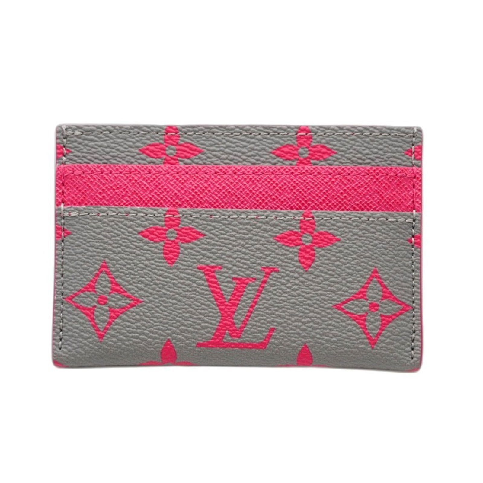 Louis Vuitton Coated Canvas Card Case in Leather: Louis Vuitton Coated Canvas Card Case in Leather Elevate your everyday style with this pre-owned Louis Vuitton Coated Canvas Card Case in Leather, boasting the iconic brand's signature monogram patter