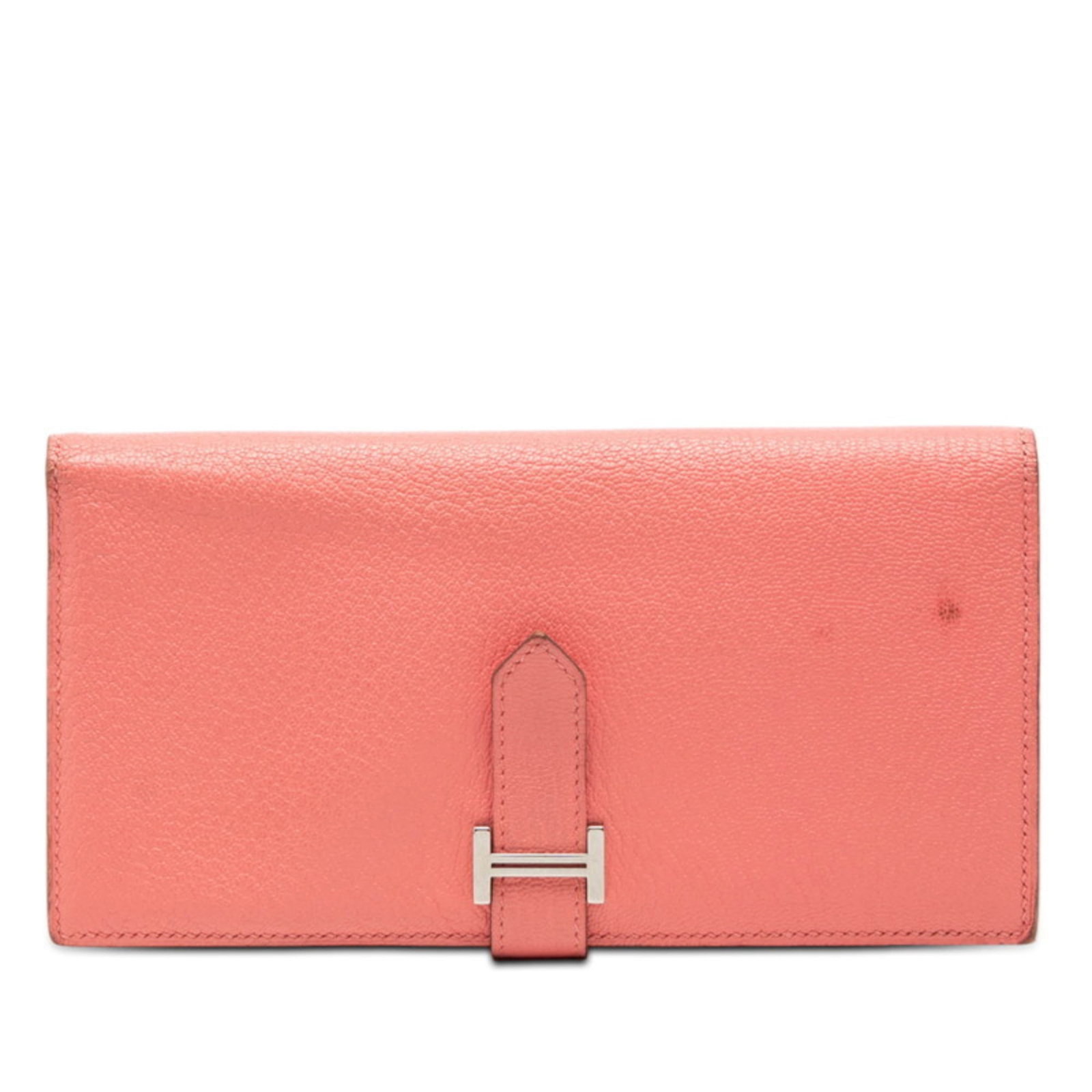 Hermes Bi-Fold Chevre Leather Wallet: Hermes Bi-Fold Chevre Leather Wallet A stylish and practical addition to any woman's wallet collection, this Hermes bi-fold chevre leather wallet boasts a soft pink hue that adds a touch of femininity