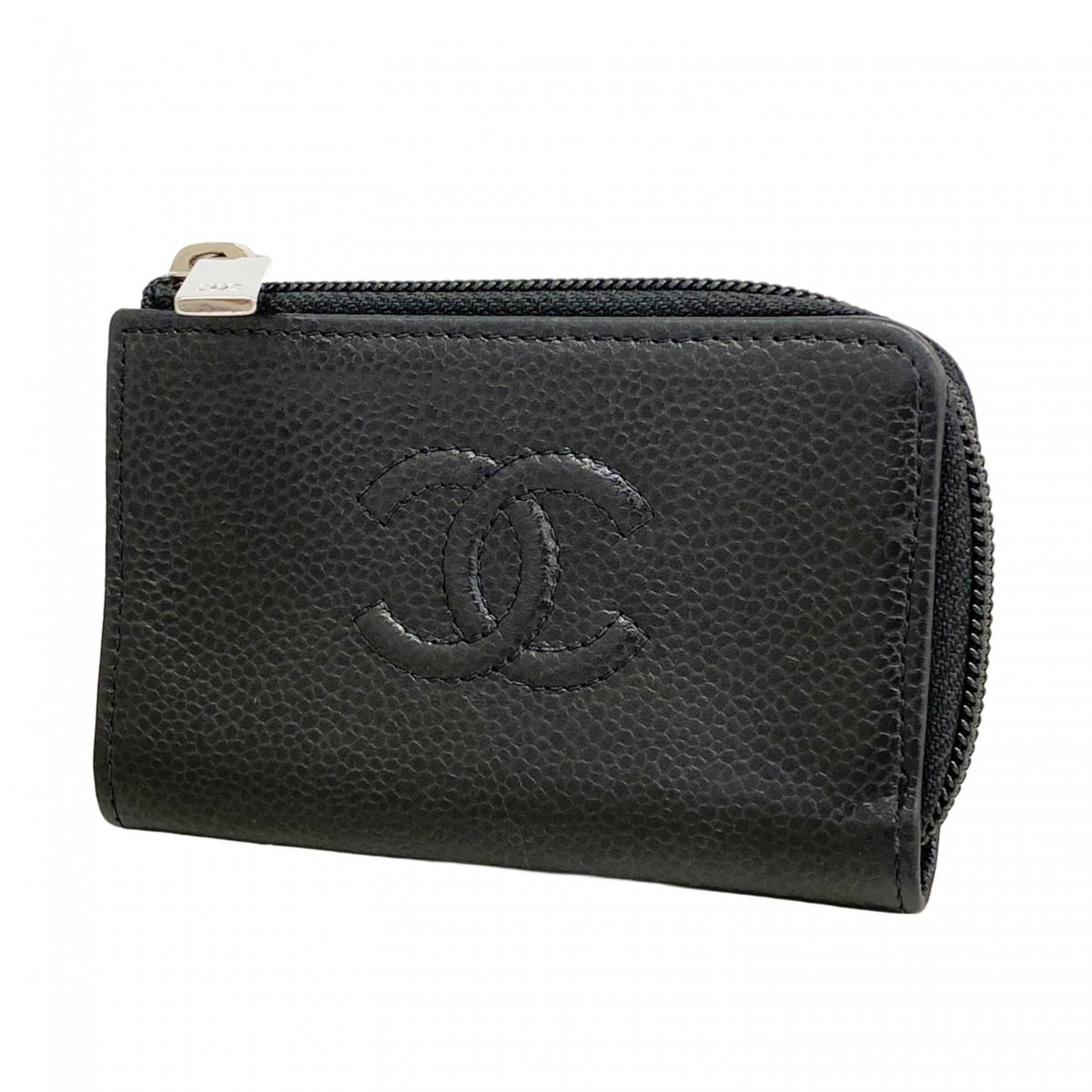 Chanel Coin Purse in Grained Calfskin: Chanel Coin Purse in Grained Calfskin A sleek and sophisticated Chanel coin purse, crafted from rich grained calfskin, adds a touch of timeless elegance to any outfit. With its classic design and subt