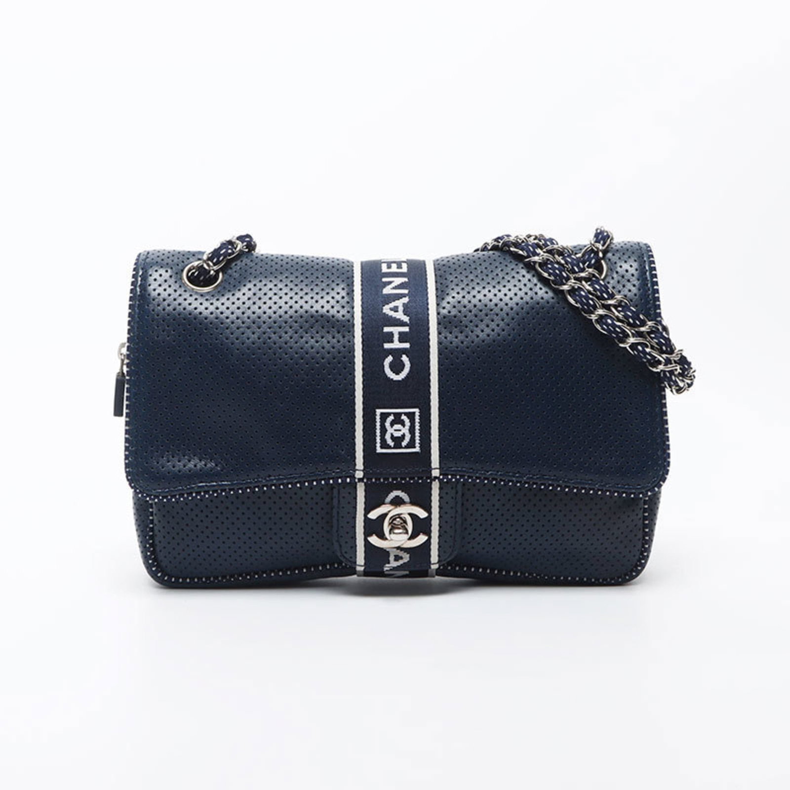 Bag Chanel Shoulder: Bag Chanel Shoulder A pre-owned Chanel shoulder bag in navy, boasting a timeless design with a turn lock outer pocket for added security. With its spacious interior and adjustable strap length
