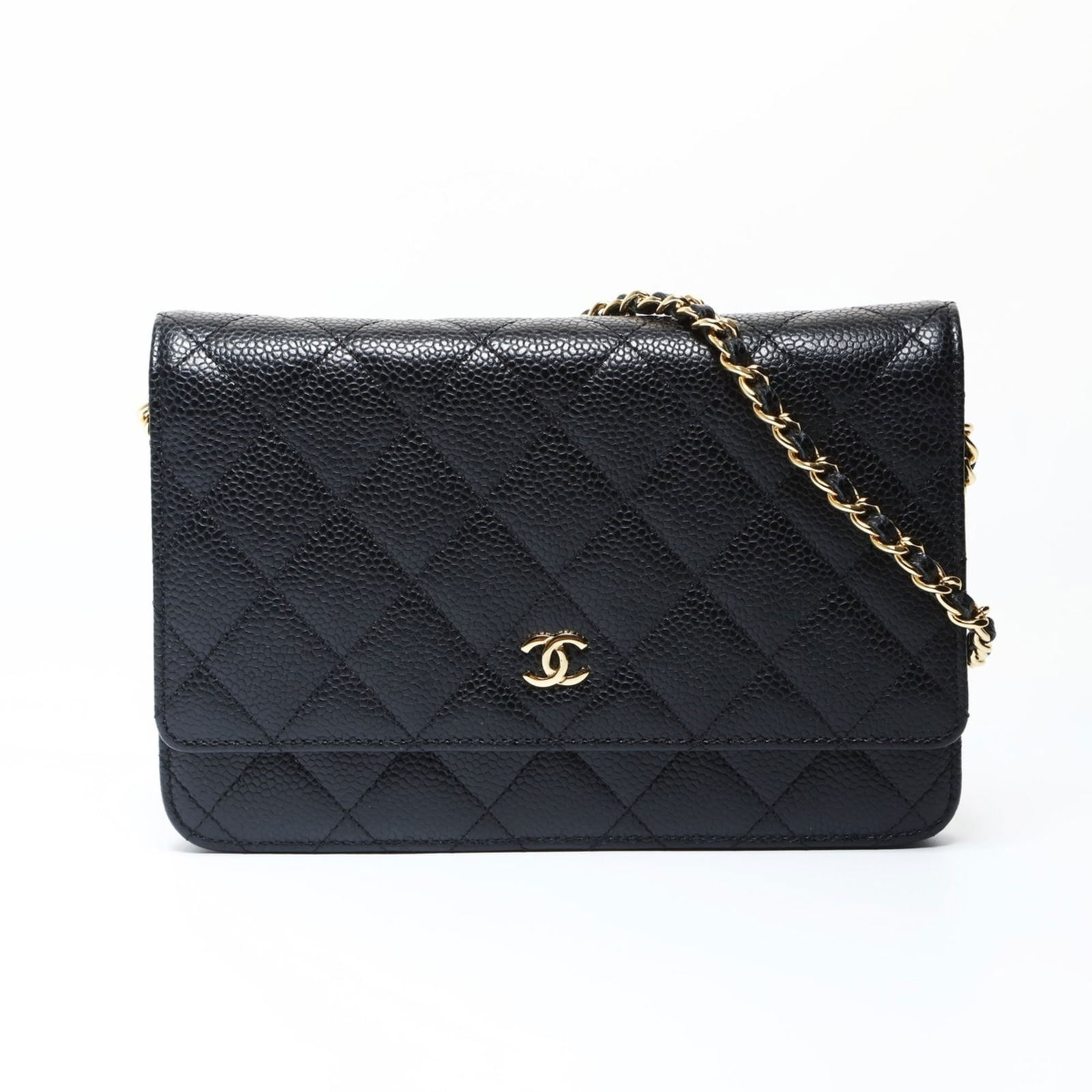 Bag Chanel Shoulder: Bag Chanel Shoulder A pre-owned Chanel shoulder bag in sleek black, boasting the iconic interlocking CC clasp and timeless design that exudes luxury and sophistication. With its compact 13cm size and