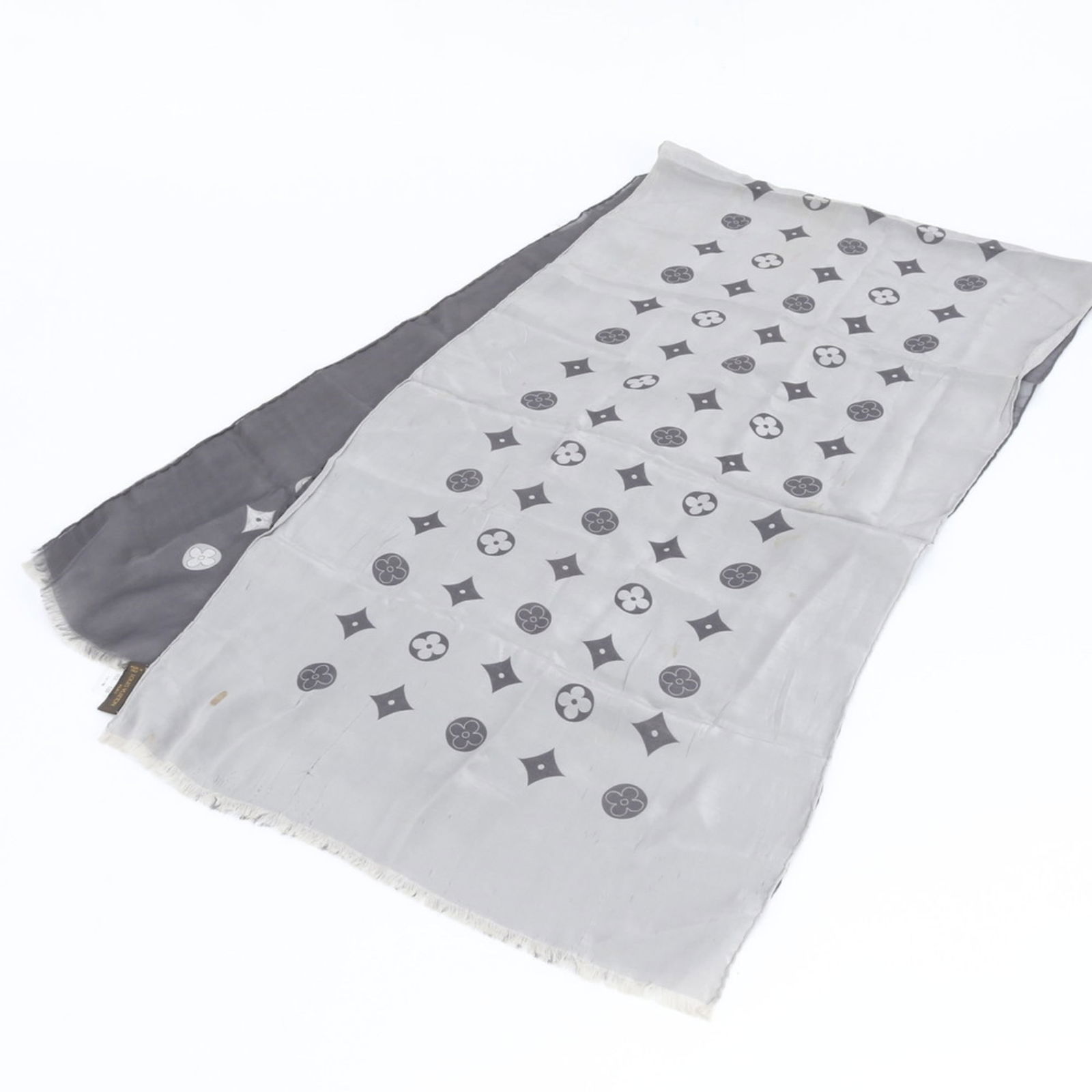 Stole Louis Vuitton: Stole Louis Vuitton A stunning Louis Vuitton stole in a rich gray hue, this luxurious piece is perfect for adding a touch of sophistication to any outfit. With its classic design and high-quality