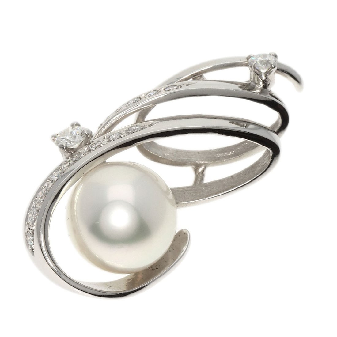 PT900 MITSUO KAJI Pearl Diamond Pendant top Platinum: PT900 MITSUO KAJI Pearl Diamond Pendant top Platinum A stunning platinum pendant from renowned Japanese designer MITSUO KAJI, showcasing a majestic D-cut diamond atop a sleek, silver-toned top. The