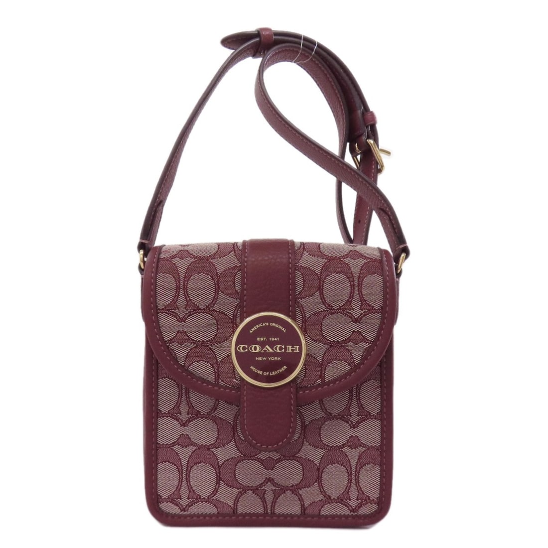 Canvas Coach C8321 Signature Shoulder Bag: Canvas Coach C8321 Signature Shoulder Bag Elevate your daily style with the timeless charm of the COACH C8321 Signature Shoulder Bag, crafted from rich Bordeaux canvas and adorned with classic Coach