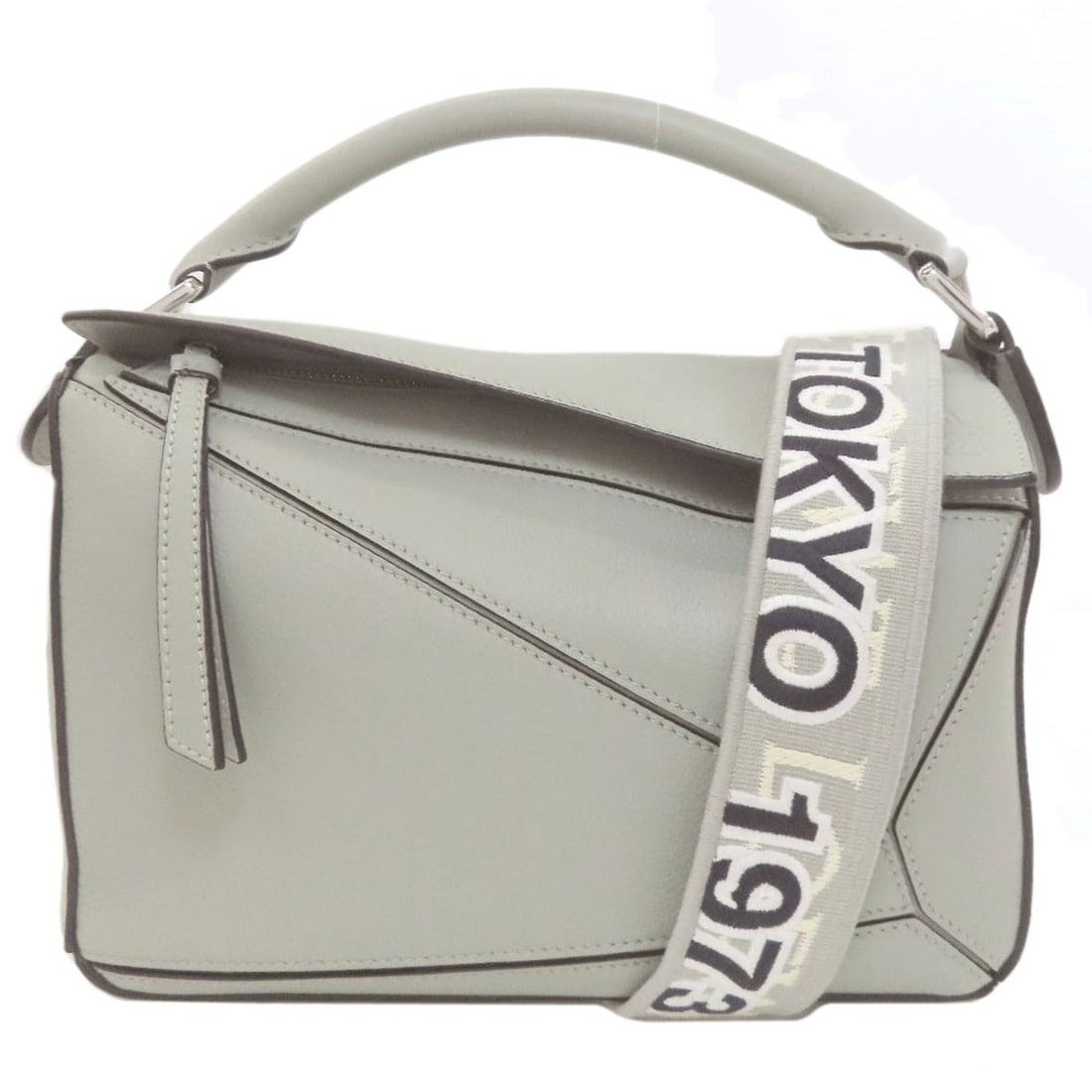 Handbag LOEWE Puzzle Bag 50th Anniversary Limited Edition TOKYO 1973 2WAY: Handbag LOEWE Puzzle Bag 50th Anniversary Limited Edition TOKYO 1973 2WAY Experience the iconic elegance of LOEWE's 50th Anniversary Puzzle Bag, crafted in 1973 to commemorate the brand's Tokyo debut.