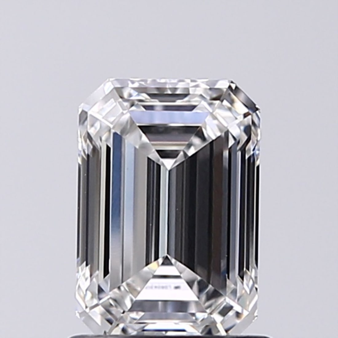 Loose Lab Diamond - IGI Emerald 1.01ct E VVS2: Loose Lab Diamond - IGI Emerald 1.01ct E VVS2 A rare and exceptional lab-grown diamond, certified by the International Gemological Institute (IGI), boasts an impressive 1.01 carat with an emerald cut,