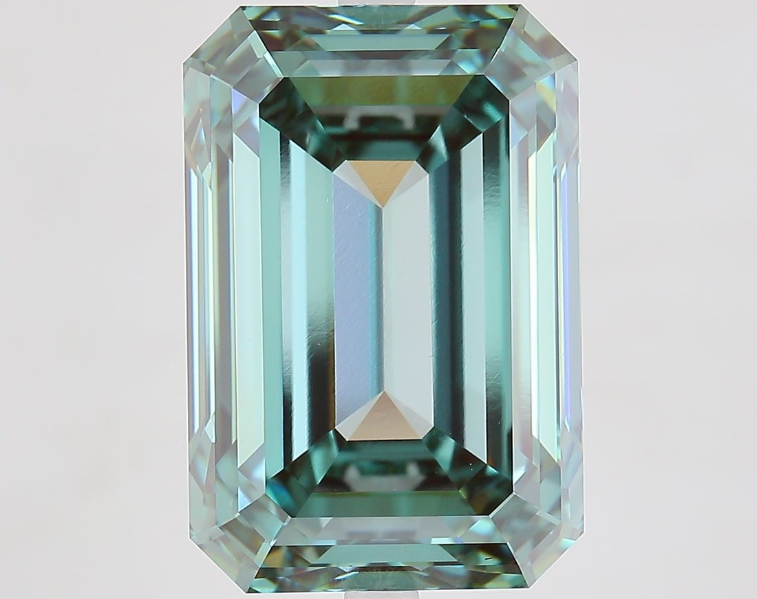Loose Lab Diamond - IGI Emerald 14.59ct Fancy Vivid Green VVS2: Loose Lab Diamond - IGI Emerald 14.59ct Fancy Vivid Green VVS2 Experience the unparalleled beauty of a lab-grown emerald, certified by the International Gemological Institute (IGI) as Fancy Vivid Gree