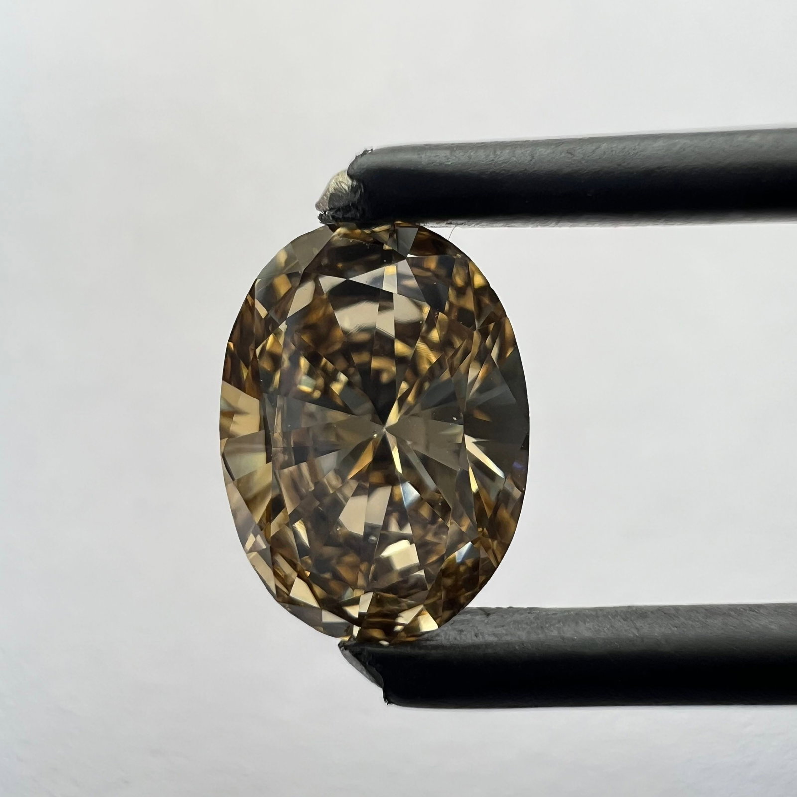 Champagne VVS2 Oval Diamond 1.32ct Loose: Champagne VVS2 Oval Diamond 1.32ct Loose Experience the luxury of a champagne-hued diamond, expertly cut to bring out its unique warmth and depth. This stunning VVS2 oval gemstone boasts exceptional c