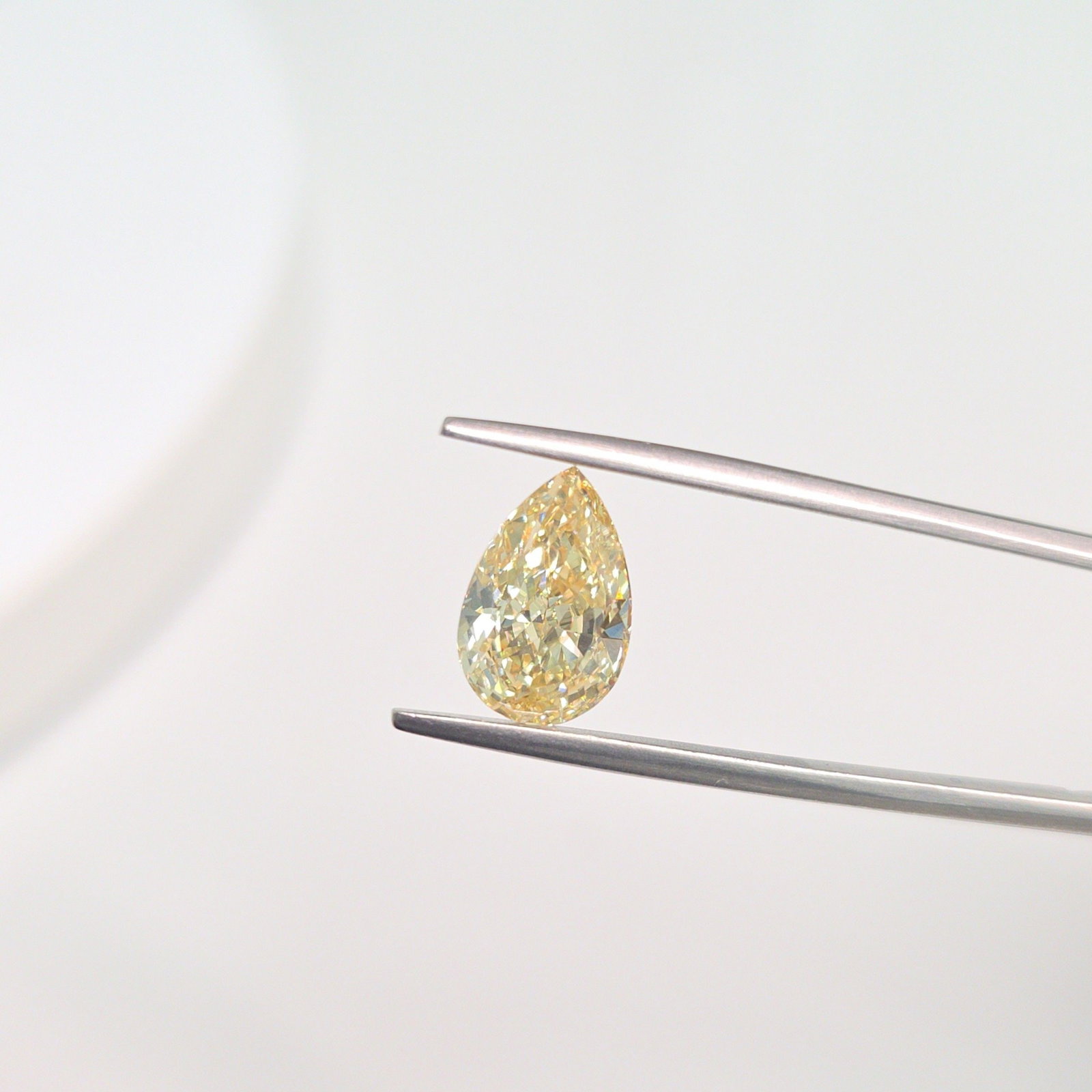 Loose Lab Diamond - IGI Pear 2.8ct Fancy Intense Yellow VVS2: Loose Lab Diamond - IGI Pear 2.8ct Fancy Intense Yellow VVS2 A truly unique and radiant gem, this 2.8ct Fancy Intense Yellow Lab diamond boasts an exceptional VVS2 clarity and EX polish, giving it a d