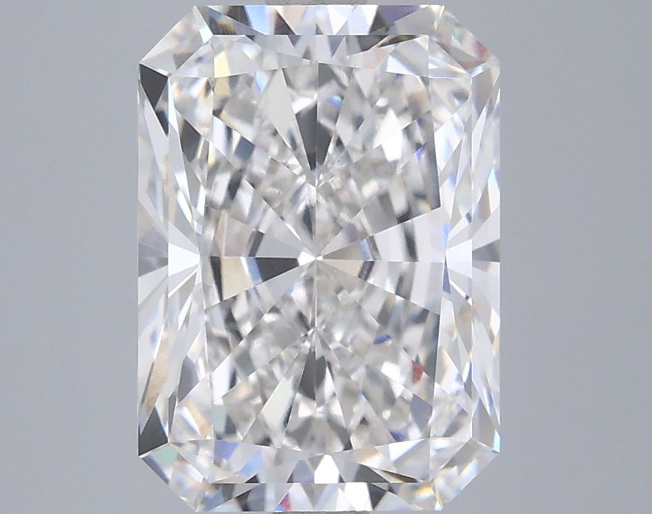 IGI Radiant 4.09ct F VVS2 Loose Lab Diamond: IGI Radiant 4.09ct F VVS2 Loose Lab Diamond Experience the unparalleled brilliance of this exquisite IGI Radiant cut lab diamond, boasting an impressive 4.09 carats of flawless VVS2 clarity and