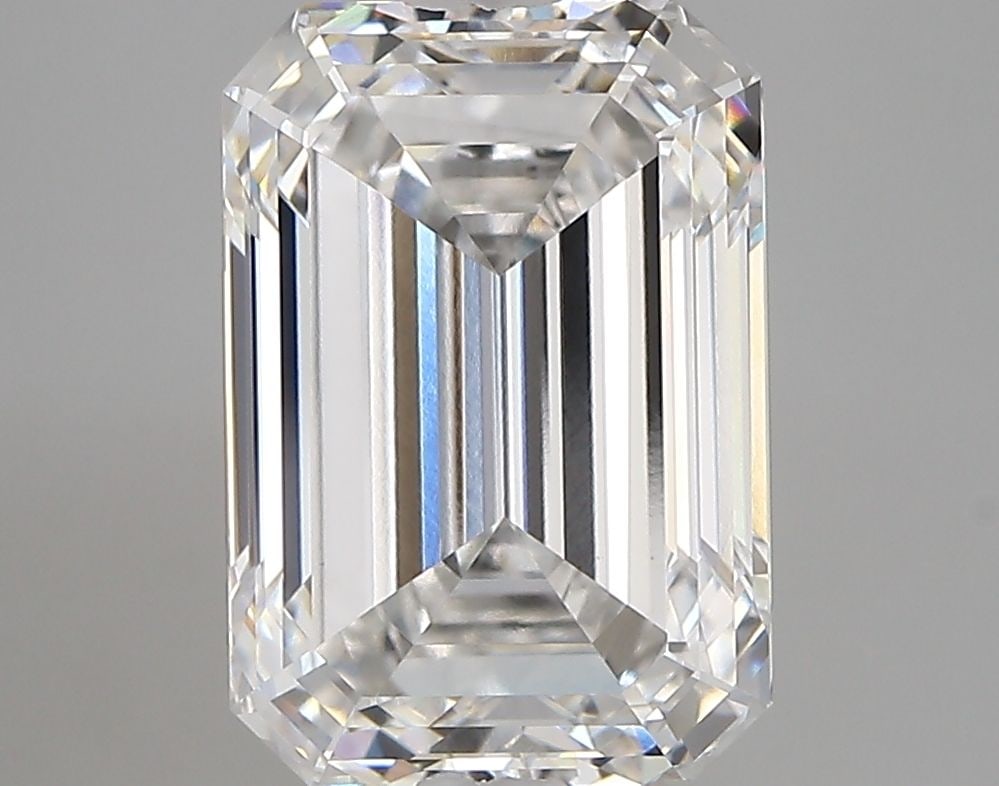 Loose Lab Diamond - IGI Emerald 4.43ct F VVS2: Loose Lab Diamond - IGI Emerald 4.43ct F VVS2 A rare and exceptional lab-grown diamond, certified by the International Gemological Institute (IGI), boasts an impressive 4.43 carats of flawless beauty.