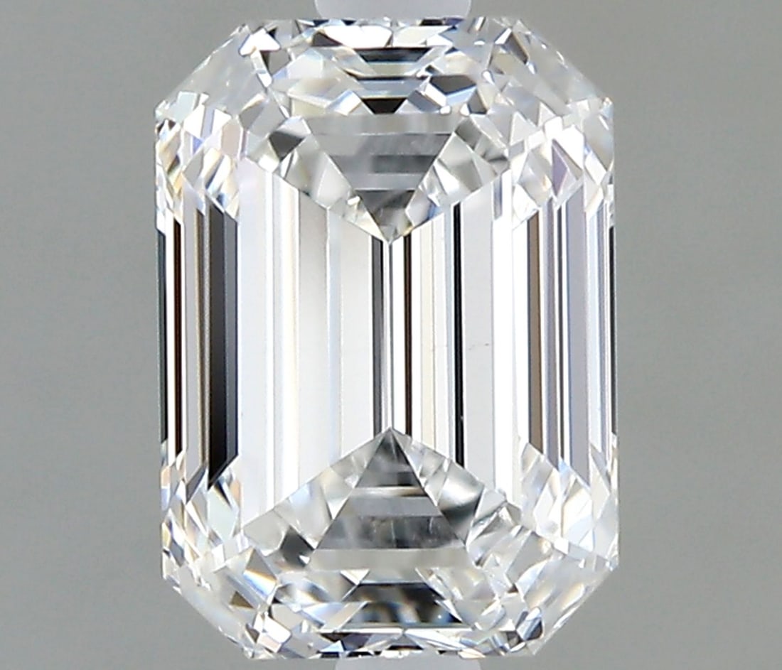 Loose Lab Diamond - Emerald 0.9ct E VVS2: Loose Lab Diamond - Emerald 0.9ct E VVS2 A rare and exceptional lab-grown diamond, this 0.9ct Emerald cut gem boasts an impressive VVS2 clarity and EX polish, giving it a truly exceptional luster.