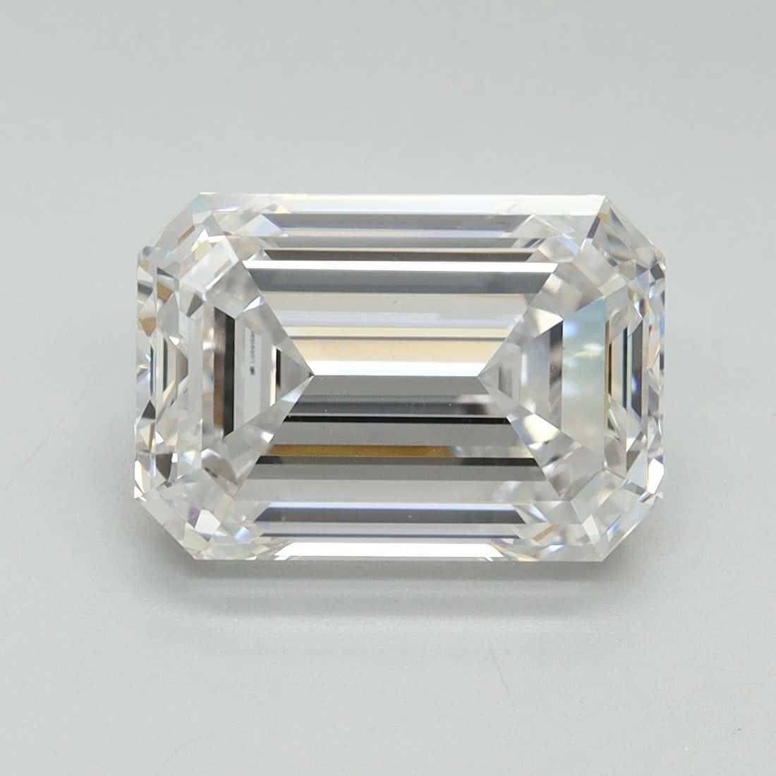 Loose Lab Diamond - IGI Emerald 4.09ct E VVS2: Loose Lab Diamond - IGI Emerald 4.09ct E VVS2 A rare and exceptional lab-grown diamond, certified by the International Gemological Institute (IGI) as an E color, VVS2 clarity, and boasting EX polish a