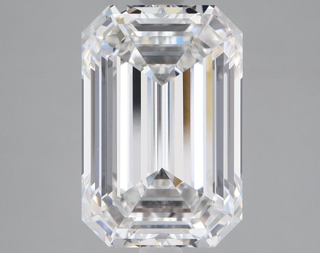 Loose Lab Diamond - IGI Emerald 4.44ct E VVS2: Loose Lab Diamond - IGI Emerald 4.44ct E VVS2 Experience the exceptional beauty of a lab-grown diamond, certified by the International Gemological Institute (IGI) as an Emerald 4.44ct E VVS2. This stu