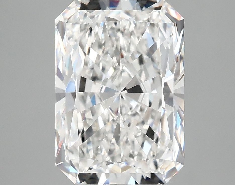 IGI Radiant 4.04ct E VVS2 Loose Lab Diamond: IGI Radiant 4.04ct E VVS2 Loose Lab Diamond Experience the brilliance of nature, without the environmental impact, with this stunning 4.04ct IGI Radiant lab-grown diamond. Certified VVS2 clarity and E
