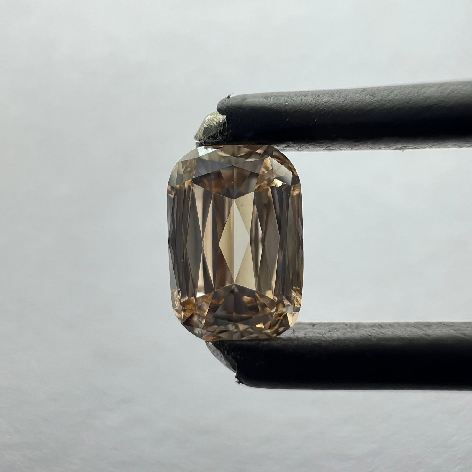 Brown VVS2 0.38ct Loose Lab Diamond: Brown VVS2 0.38ct Loose Lab Diamond A rare and unique opportunity to own a genuine lab-grown brown diamond, boasting exceptional clarity with a VVS2 grade and impressive size at 0.38 carats. Its rich,