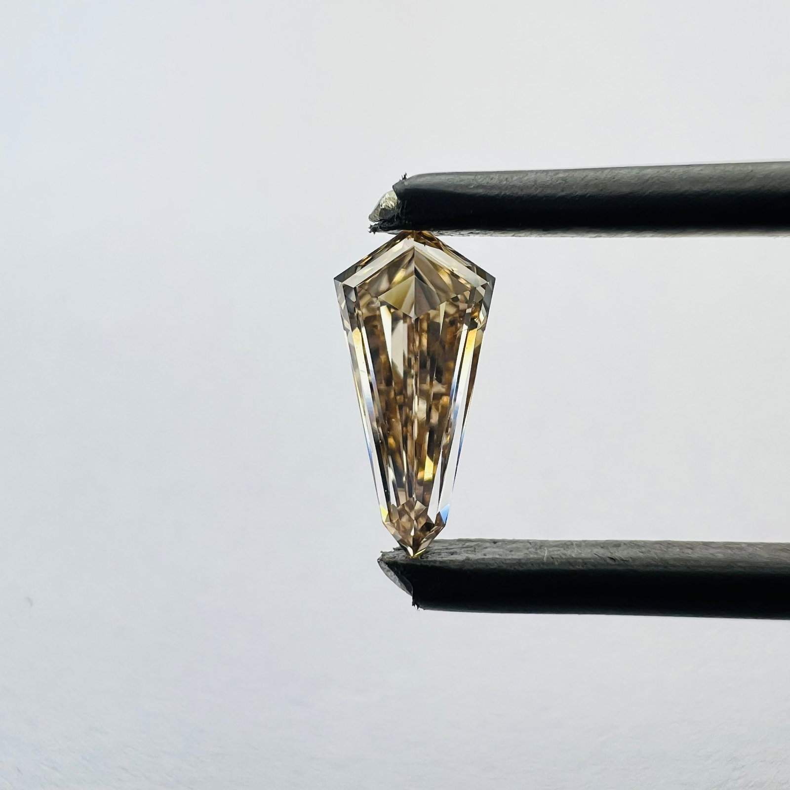 Brown VVS2 0.54ct Loose Lab Diamond: Brown VVS2 0.54ct Loose Lab Diamond A rare and unique opportunity to own a genuine lab-grown brown diamond, boasting exceptional clarity (VVS2) and cut quality. This 0.54ct gem shines with a warm, ear