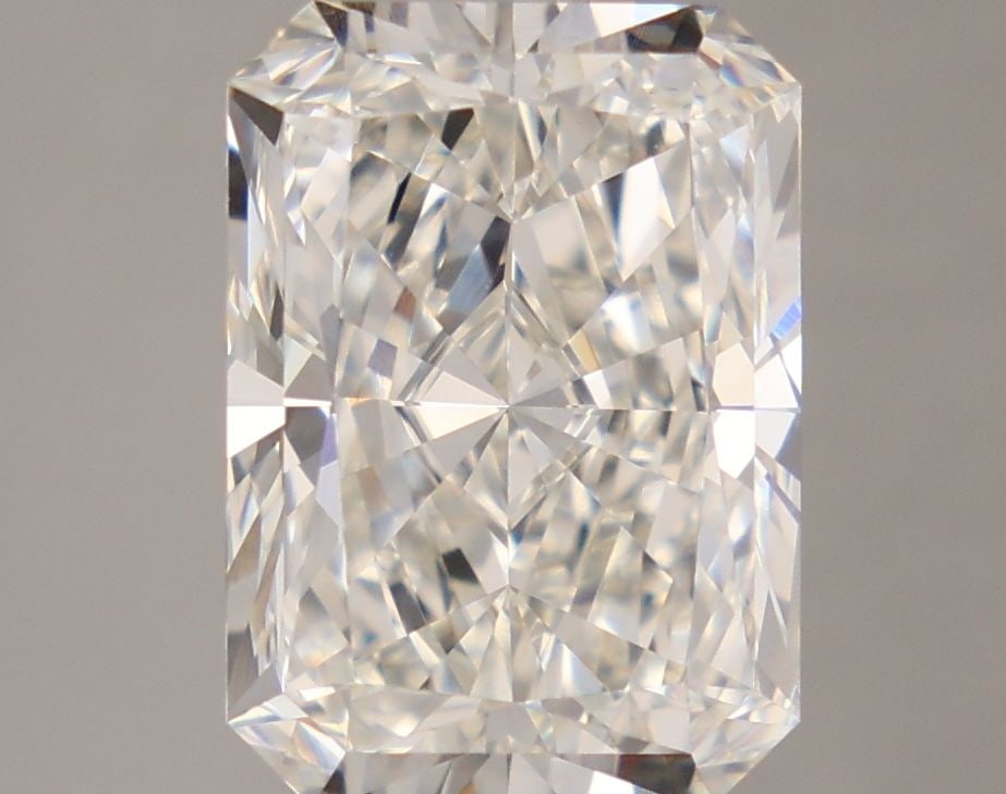 IGI Radiant 3.56ct G VVS2 Loose Lab Diamond: IGI Radiant 3.56ct G VVS2 Loose Lab Diamond Experience the brilliance of nature, crafted in a lab with precision and care. This stunning IGI Radiant cut diamond boasts exceptional clarity (VVS2) and c