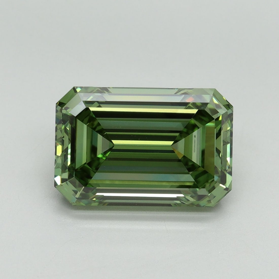Loose Lab Diamond - IGI Emerald 5.08ct Fancy Vivid Green VVS2: Loose Lab Diamond - IGI Emerald 5.08ct Fancy Vivid Green VVS2 Experience the breathtaking beauty of a lab-grown emerald, certified by the International Gemological Institute (IGI) as Fancy Vivid Green