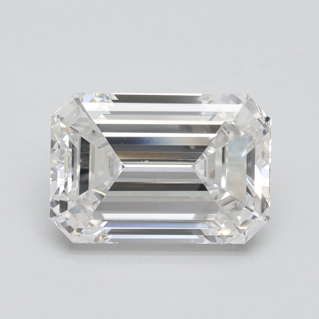 Loose Lab Diamond - IGI Emerald 4.32ct D VVS2: Loose Lab Diamond - IGI Emerald 4.32ct D VVS2 A rare and exceptional lab-grown diamond, certified by the International Gemological Institute (IGI), boasts an impressive 4.32 carats of unparalleled cla