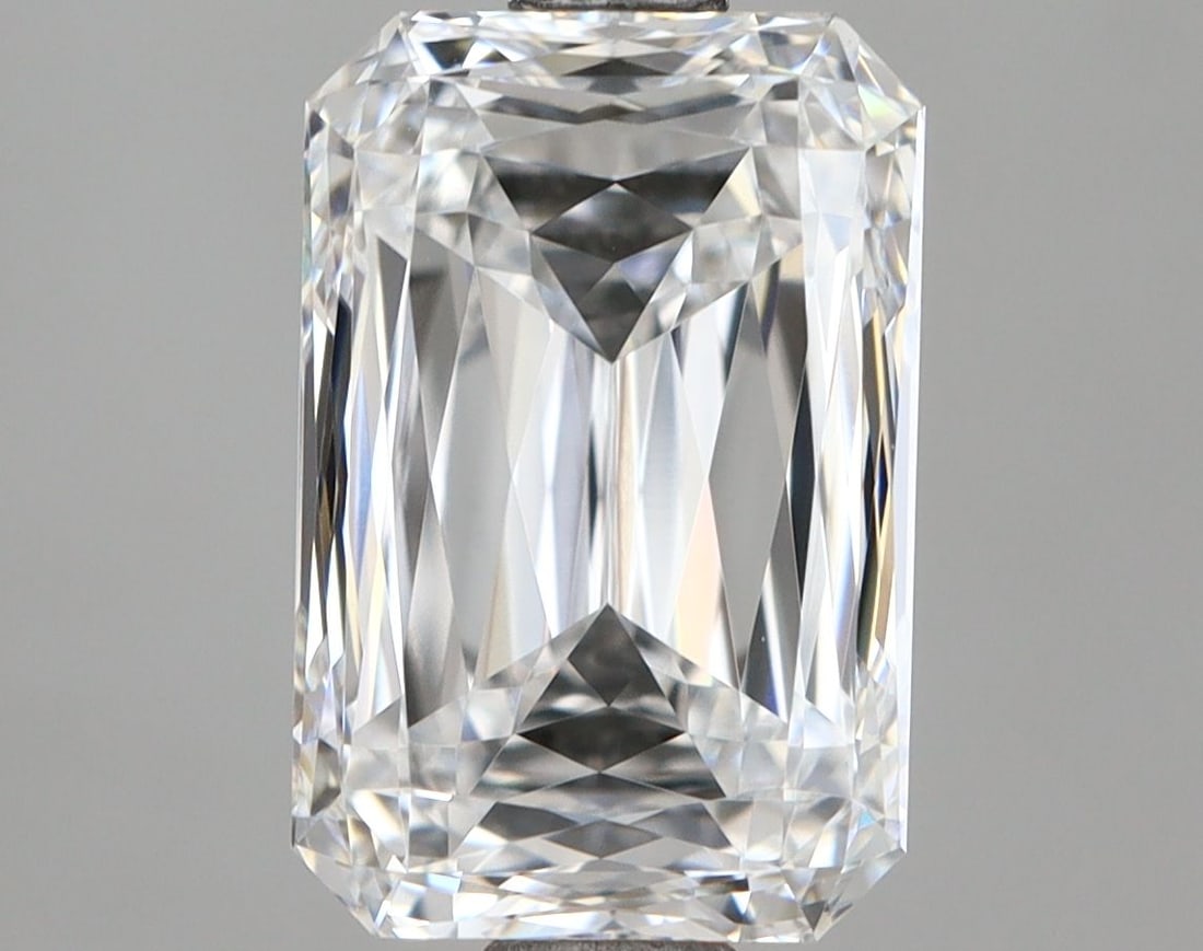IGI Radiant 2.8ct D VVS2 Loose Lab Diamond: IGI Radiant 2.8ct D VVS2 Loose Lab Diamond Experience the brilliance of nature's own masterpiece - a lab-grown diamond that rivals its mined counterparts in quality and beauty. This stunning 2.8ct IGI